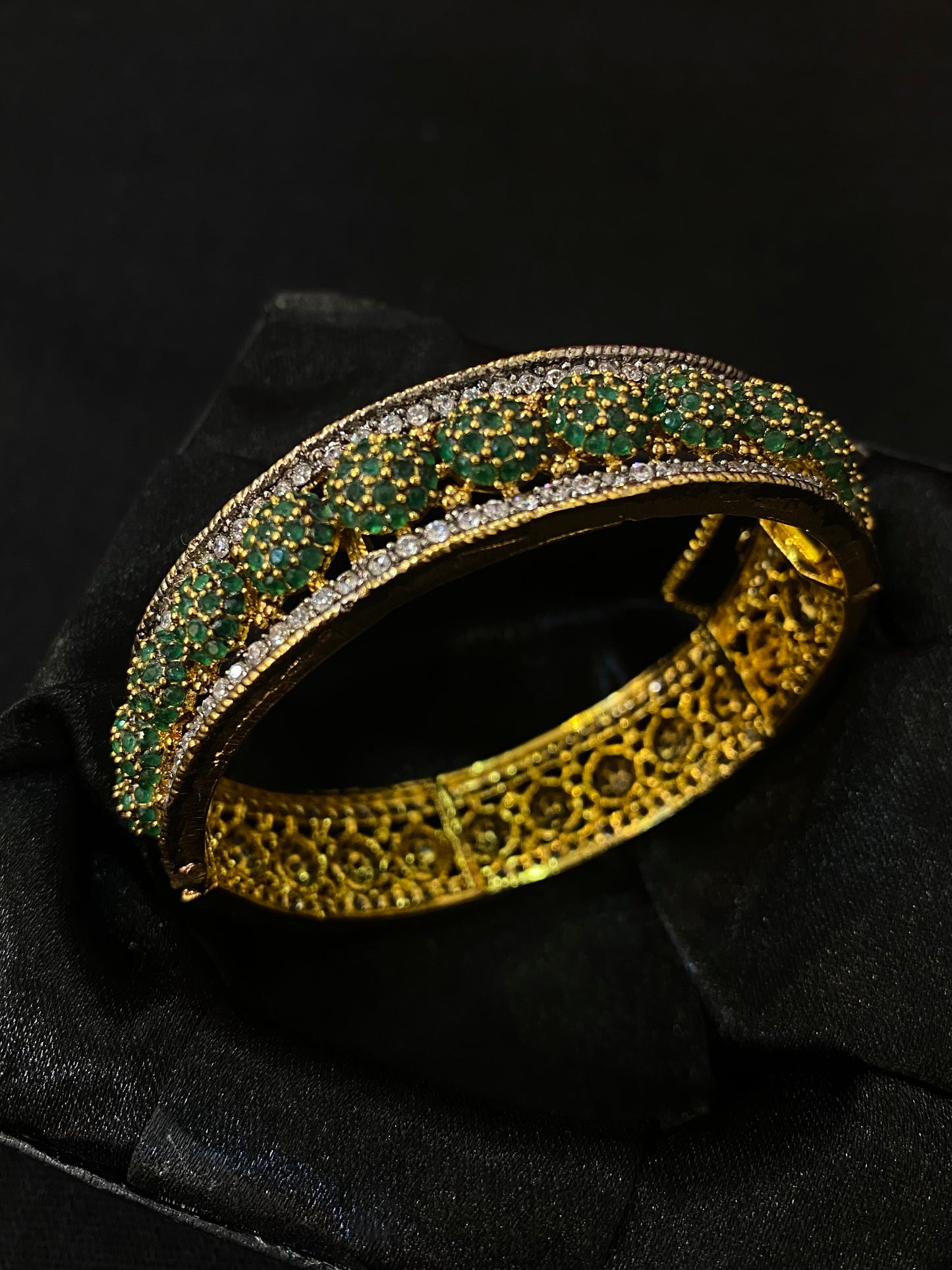 Emerald Majesty Kundan Bangle