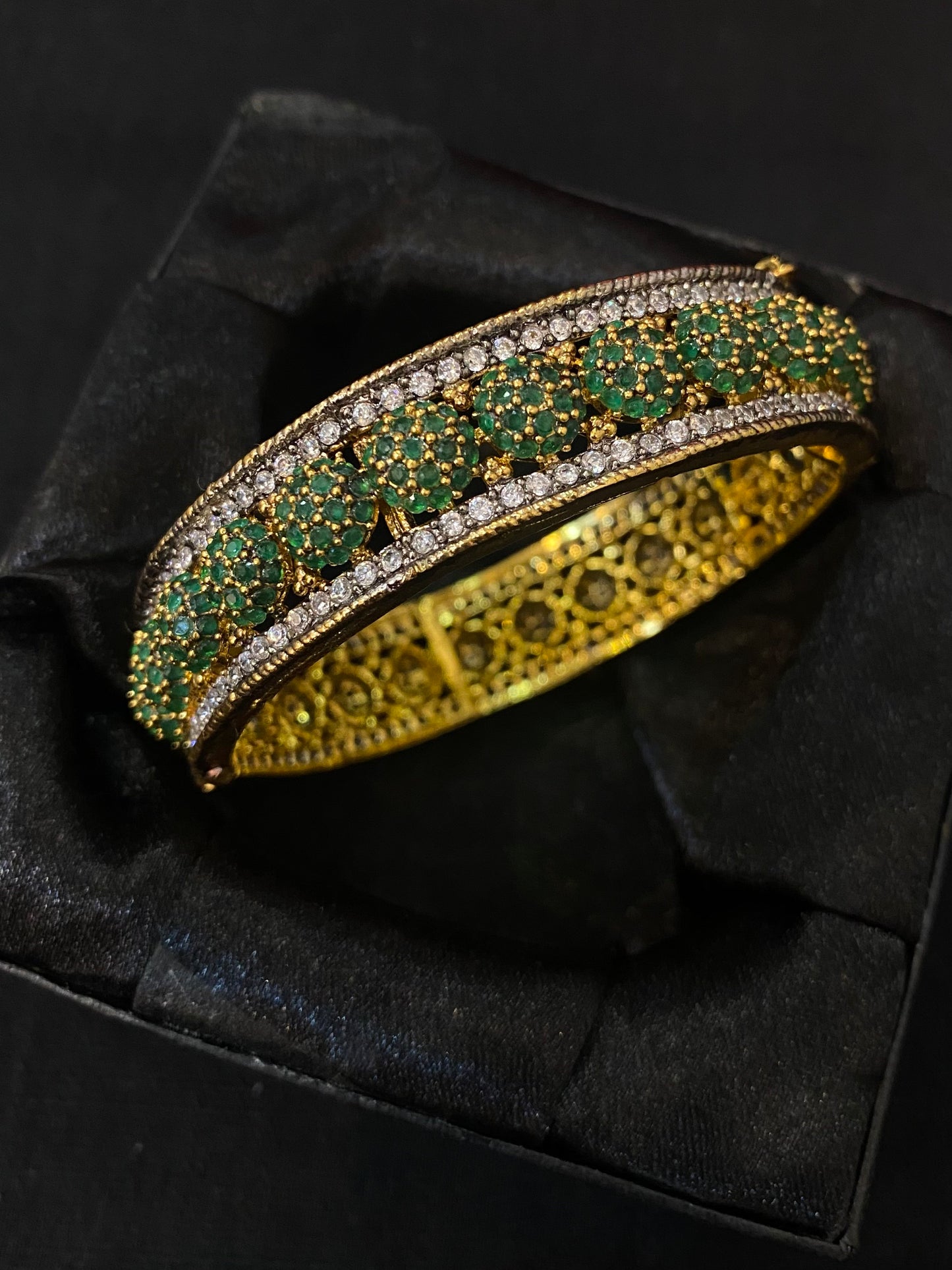 Emerald Majesty Kundan Bangle